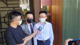 ▲中小信保基金董事長蔡憲浩在律師陪同下，赴台北地檢署對費鴻泰提告妨害名譽。（圖／記者楊佩琪攝）