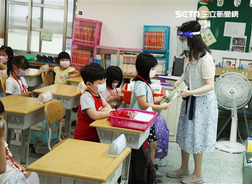 大佳國小開學日新生入學老師介紹學校環境校長、家長會贈送紀念品。（記者邱榮吉/攝影）