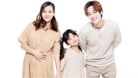 網紅「那對夫妻」2019年懷上二胎、流產，今年3月再度懷孕。（圖／嬰兒與母親雜誌提供）