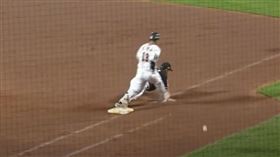 ▲姜白虎被釘鞋踩過手掌。（圖／截自YT）