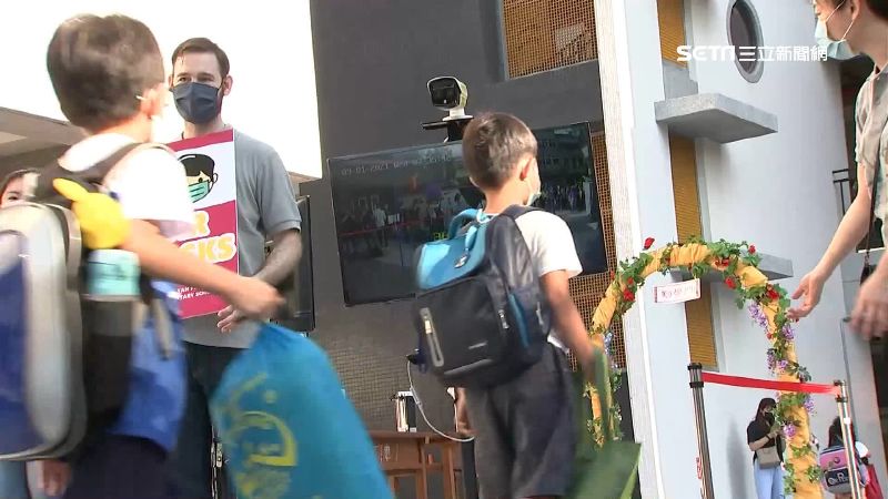家長只能送到校門　老師排排站接學生