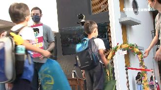 家長只能送到校門　老師排排站接學生