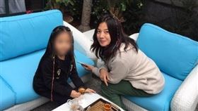 趙薇11歲的寶貝女兒「小四月」目前應跟在母親身旁。（圖／翻攝自趙薇微博）