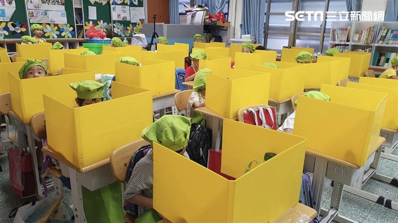 直擊！開學首日午餐　隔板出動禁聊天