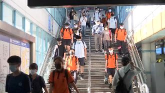 降級後開學日！北捷尖峰現通勤人潮