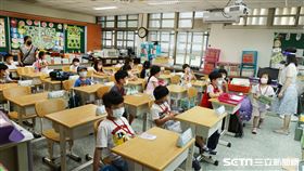 大佳國小開學日新生入學老師介紹學校環境校長、家長會贈送紀念品。（記者邱榮吉/攝影）