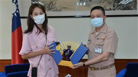 女星賈永婕（左）與海軍司令劉志斌。（圖／翻攝自賈永婕臉書）