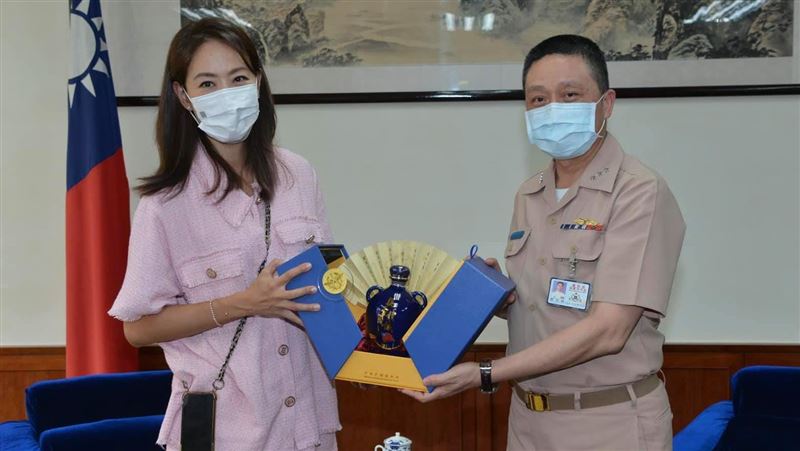 賈永婕受海軍司令表揚　亡父帥照曝光
