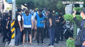 警方當場逮捕20餘人，也是台東歷來破獲最多人數的犯罪集團。 翻攝畫面