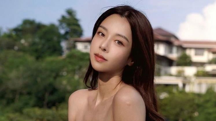 鋼琴女神才喊封胸　火辣屁股蛋被看光
