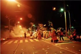 ▲送肉粽隊伍行進中。（圖／鄭武郎老師提供）