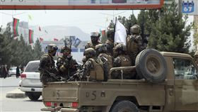 美軍前腳剛走…塔利班疑「挨家挨戶」處決　深夜槍聲狂響（圖／美聯社／達志影像）