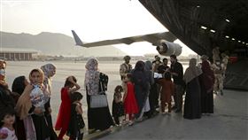 英國與塔利班直接對談　討論公民撤離阿富汗的安全通道（圖／美聯社／達志影像）