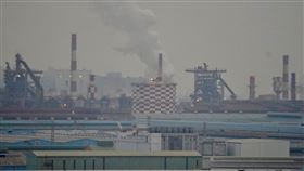燃煤電廠空污強制降載  遭環團批評太寬鬆環保署預告修法規定空氣品質嚴重惡化時，電力、石化等產業強制降載減排污染物，但燃煤電廠受「電力安全條款」保障，遭環團批評太寬鬆，環保署認為應兼顧空污治理與供電穩定。圖為電力、石化等產業強制降載減排污染物一景。中央社記者董俊志攝  110年8月18日