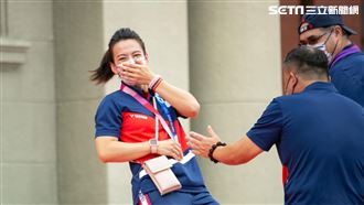 郭婞淳進總統府險摔跤　秒露招牌燦笑