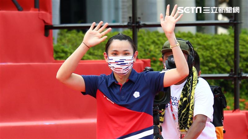 小英迎接東奧英雄　高規格紅毯、劍門