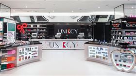 ▲入口兩側以口紅及香水瓶造型雙展示台迎賓，同步引進各大品牌mini size商品。（圖／業者提供）