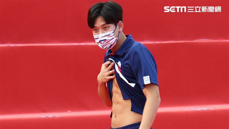 學壞了？王冠閎「來這招」紅毯超吸睛