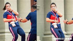  舉重女神郭婞淳走星光大道，上樓梯差點跌倒。（圖／記者楊澍攝影）