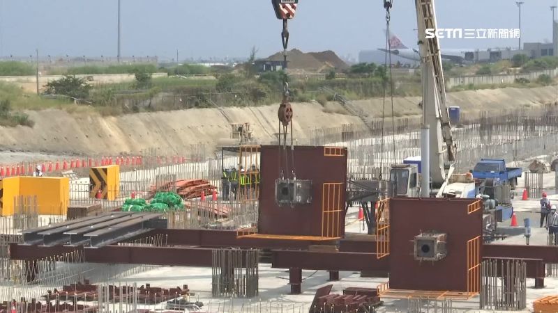 三航廈首支鋼柱組立機電工程接續進場