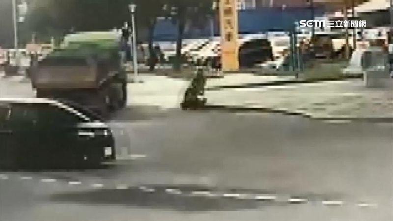 砂石車沒打方向燈　騎士撞上險被碾