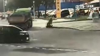 砂石車沒打方向燈　騎士撞上險被碾