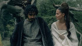 【綠騎士】劇照_艾莉西亞薇坎德（右）在片中一人分飾兩角，跟戴夫帕托（左）有精采對戲。（圖／采昌提供）