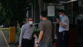 涉索賄張姓少將交保獲釋（2）國防部軍備局工程營產處長張姓少將（左）涉索賄案，1日在家屬籌足款項辦理交保後，張男於晚間6時許交保獲釋，步出台北看守所時不發一語。中央社記者沈佩瑤攝  110年9月1日