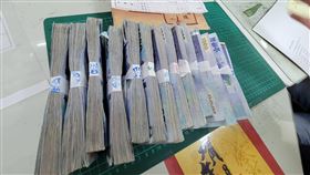 涉竄改程式圖利環保業者  高雄檢廉帶回9人複訊高雄環保局南區資收廠負責保養地磅站電腦洪姓技工，涉與電腦和環保業者勾結竄改程式，透過短報廢棄物重量再向業者收取回扣，檢廉帶回涉案9人複訊，更在他們家中搜出現金新台幣981萬。（讀者提供）中央社記者洪學廣傳真  110年9月1日