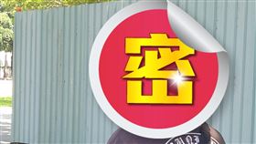三寶快逃！騎士頭頂「瓦斯桶」上路　網笑翻：神風安全帽（圖／翻攝自路上觀察學院）