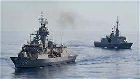 澳洲巡防艦「巴拉馬塔號」（HMAS Parramatta），與法國海軍艦艇編隊在南海聯合航行。（圖／翻攝自Armée française - Opérations militaires推特）