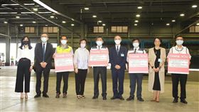 首批BNT疫苗2日一早抵台，行政院長蘇貞昌說，政府會儘快做好相關檢驗，提供民眾施打（圖／翻攝自蘇貞昌臉書）