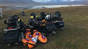 國海院北極海投放浮球（2）國家海洋研究院與國立中央大學團隊攜手，於日前進入北極圈完成地震儀與海洋浮球布放。國海院1日表示，這些浮球8月28日開始回傳數據，是台灣首次以浮球探索北極海。（國海院提供）中央社記者侯文婷傳真  110年9月1日