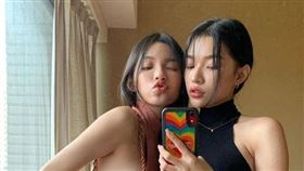 全台最辣雙胞胎！「掛脖露背裝」扭S腰　大面積肉色引暴動（圖／翻攝自韓令IG）韓令,韓令渝,韓沁,韓沁渝,雙胞胎,身材,表特版