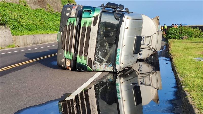 台2線槽化車過彎翻覆…硫酸流滿地