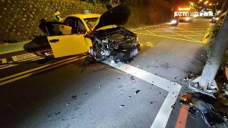 喝到醉茫茫！運將酒駕上路自撞電線桿