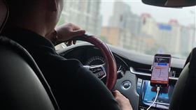 滴滴出行遭下架　網約車司機：影響不大中國網路叫車應用程式（App）「滴滴出行」母公司共25款App在9日晚間被下架，但網約車司機表示，下架並不影響舊有用戶，因此沒受到影響。圖為北京滴滴出行網約車駕駛。中央社記者繆宗翰北京攝  110年7月10日