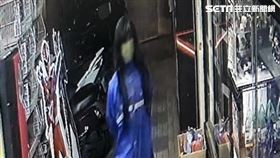 北市姜男戴假髮進入玩具店竊取2支龍神丸公仔。（圖／翻攝畫面）