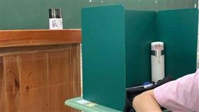 隔板不是透明的！開學妹：這樣是要怎麼看黑板。（圖／翻攝自Dcard）