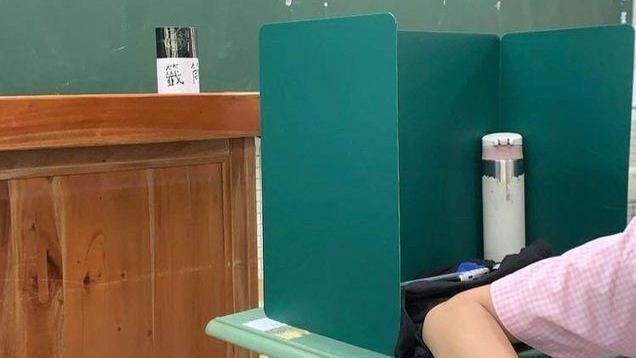 開學妹怨看不到黑板！網笑：小電影院