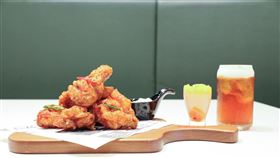 韓國最大的連鎖炸雞品牌bb.q CHICKEN桃園統領店。（圖／業者提供）