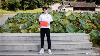 怕被消失？唐禹哲手舉五星旗謝中國