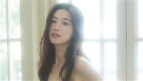 曾激吻法拉利總裁！「最美臉孔」閃婚　神秘老公被起底（圖／翻攝自朱珠微博）