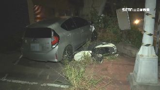 借車恍神！女逆撞毀2機車、撞斷電桿