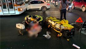 新莊偵查隊長台中抓匪  違規左轉撞飛騎士重傷新北市新莊警方1日到台中偵辦強盜案，偵查隊長林子翔駕駛私人汽車率隊支援，趕往途中因搶快違規左轉，導致直行的游姓機車騎士閃避不及撞上重傷。（翻攝畫面）中央社記者沈佩瑤傳真  110年9月2日