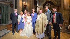 蘇家瑩在梵蒂岡辦婚禮 大使化身娘家代表應援台灣女子蘇家瑩（白紗者）在新型冠狀病毒疫情下獨自飛到梵蒂岡與克羅埃西亞籍夫婿完婚，駐教廷大使李世明（左）2日出席當女方家人代表，暖心舉動讓新娘感動落淚。（駐教廷大使館提供）中央社記者黃雅詩羅馬傳真 110年9月3日