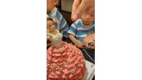 ▲ 該客人所購買的芭比娃娃蛋糕與頭髮（圖／翻攝自爆料公社）