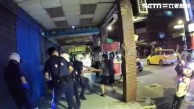 陸男遭警方盤查時拔腿狂奔50公尺仍遭壓制逮捕。（圖／翻攝畫面）