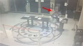 桃園,防疫旅館,檢疫,落跑,煙癮（圖／翻攝畫面）