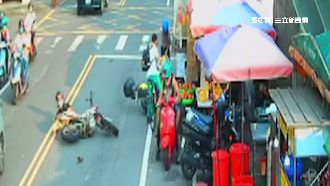 2機車撞殃及腳踏車　女學生摔水果攤